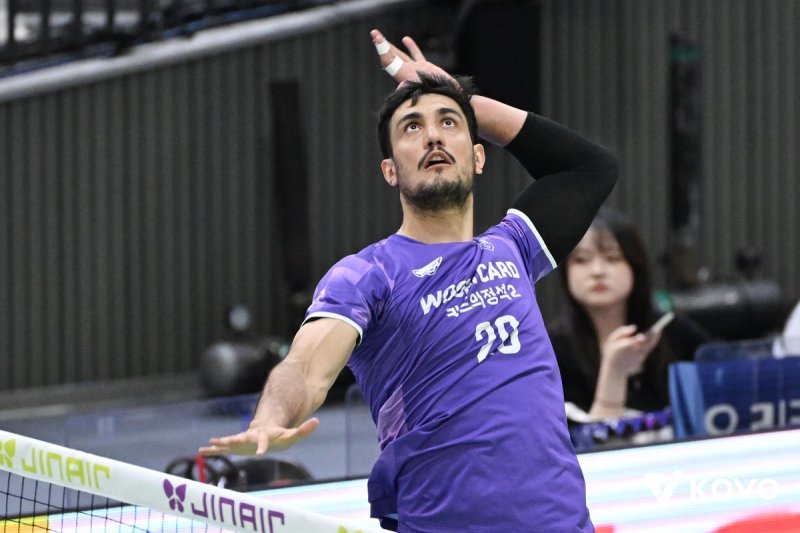 스파이크하는 우리카드의 외국인 주포 아라우조 (출처=연합뉴스)