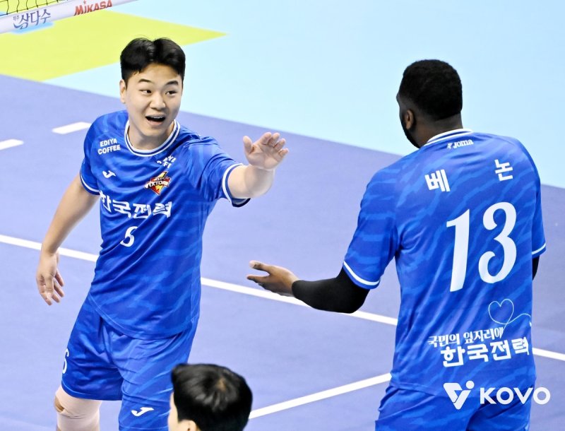 한국전력의 세터 하승우(왼쪽)와 외국인 선수 베논 (출처=연합뉴스)