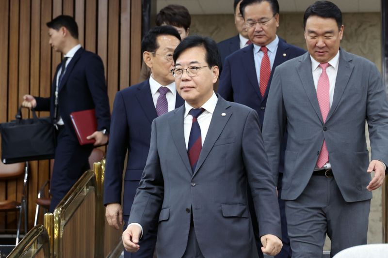 국민의힘 송언석 원내대표가 24일 국회에서 열린 국정감사 대책회의에 참석하고 있다. 사진=서동일 기자