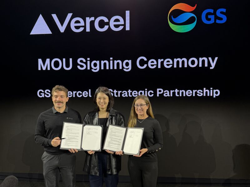 23일(현지시간) 미국 샌프란시스코에서 열린 글로벌 AI 기업 버셀과 전략적 파트너십 체결식에서 (왼쪽부터)버셀의 창립자이자 CEO 기예르모 라우치, 김진아 ㈜GS 상무, 잔 그로서 버셀 최고운영책임자(COO)가 기념 촬영하고 있다. GS그룹제공