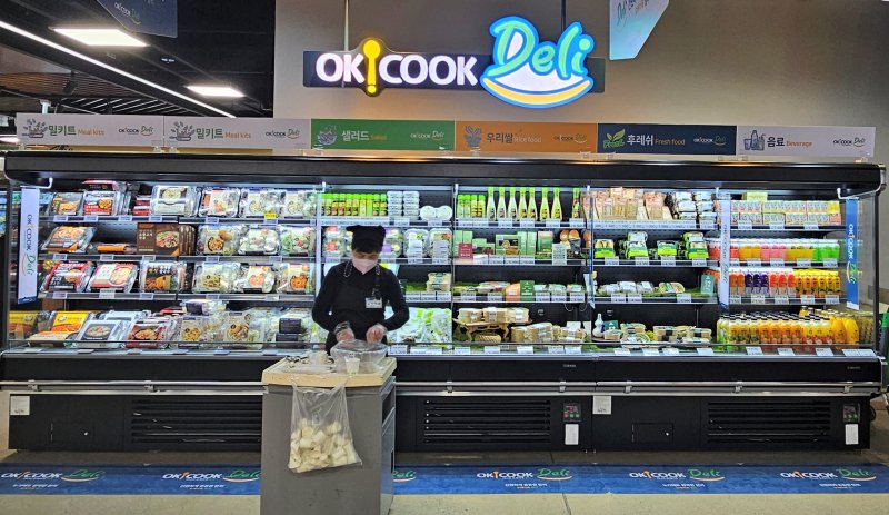 [세종=뉴시스] 농협경제지주는 다음 달 1일 경기 화성시에 위치한 농협 하나로마트 동탄점에서 델리 식품 전문 코너 '오케이쿡 델리'(OK!COOK Deli)를 새롭게 론칭한다고 31일 밝혔다. (사진=농협경제지주 제공) 2025.03.31. photo@newsis.com *재판매 및 DB 금지