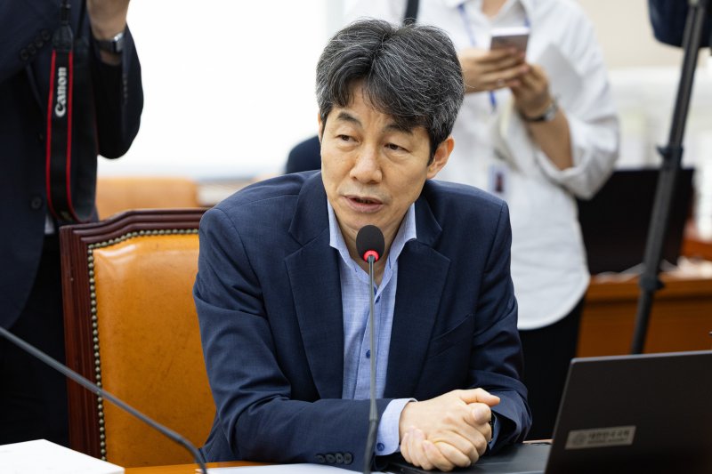 윤건영 국회 행정안전위원회 더불어민주당 간사가 지난 15일 서울 여의도 국회에서 열린 행정안전위원회의 중앙선거관리위원회 등에 대한 국정감사에서 의사진행발언을 하고 있다. 2025.10.15/뉴스1 ⓒ News1 유승관 기자