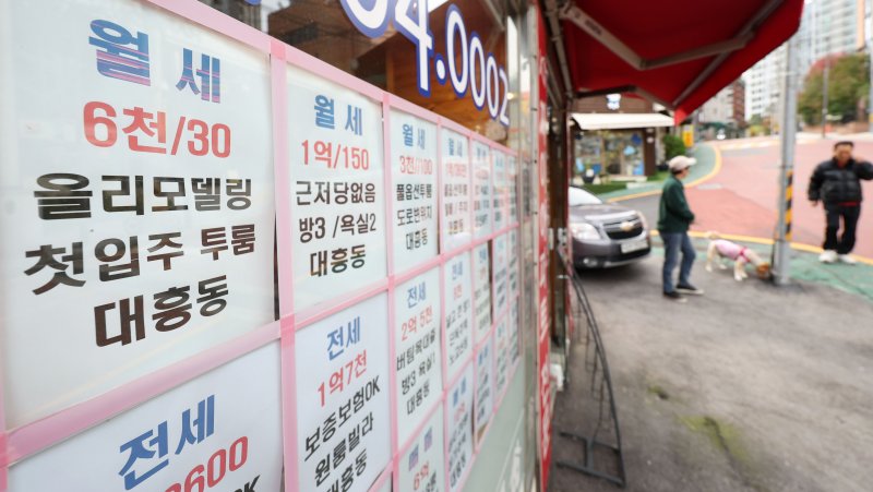 [서울=뉴시스] 홍효식 기자 = 서울 시내 한 공인중개사에 게시된 월세 매물 정보. 2025.10.21. yesphoto@newsis.com