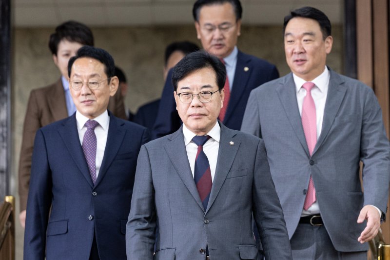 송언석 국민의힘 원내대표가 24일 서울 여의도 국회에서 열린 국정감사 대책회의에 참석하고 있다. 2025.10.24/뉴스1 ⓒ News1 이승배 기자