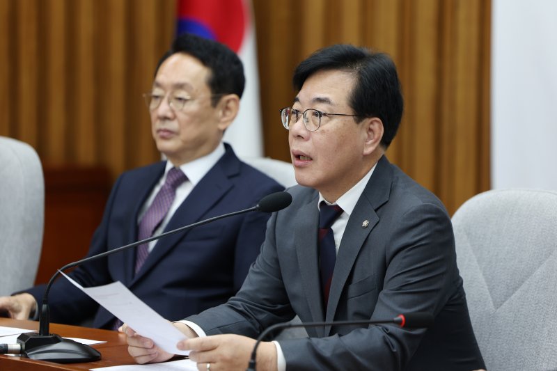 [서울=뉴시스] 김명년 기자 = 송언석 국민의힘 원내대표가 24일 오전 서울 여의도 국회에서 열린 국정감사 대책회의에서 발언하고 있다. 2025.10.24. kmn@newsis.com