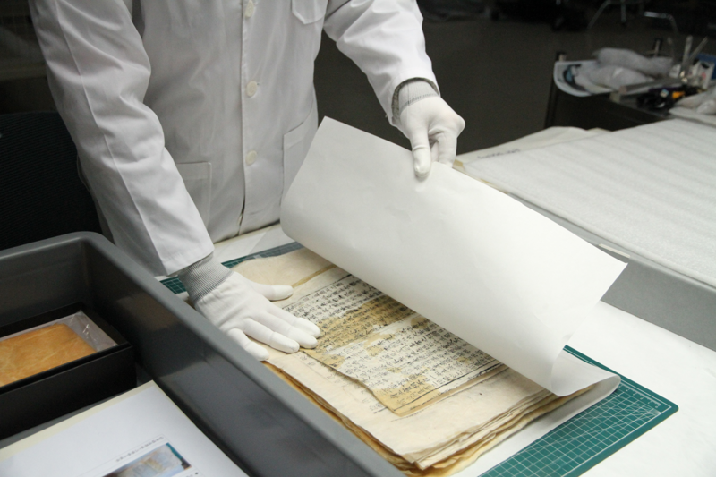 유물 훈증 후 포장 작업. 울산박물관