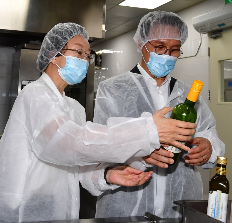 김민석 국무총리가 23일 APEC 2025 정상회의 만찬장이 마련된 라한셀렉트 경주 조리실에서 오유경 식품의약품안전처장과 함께 조리에 사용되는 각종 식재료 등을 확인하고 있다. 2025.10.23/뉴스1 ⓒ News1 최창호 기자