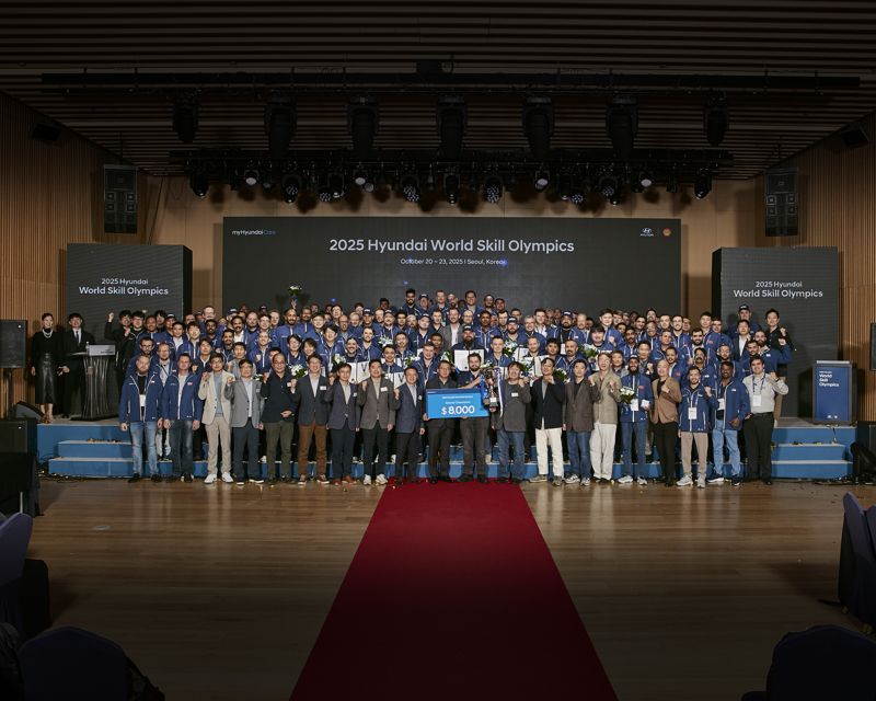 지난 23일, 제15회 월드스킬올림픽 참가자들이 시상식 이후 단체사진을 촬영하는 모습. 사진=현대차그룹 제공