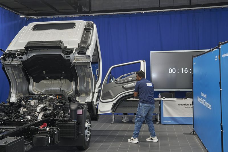 제15회 월드스킬올림픽 참가자들이 정비 평가를 받는 모습. 사진=현대차그룹 제공