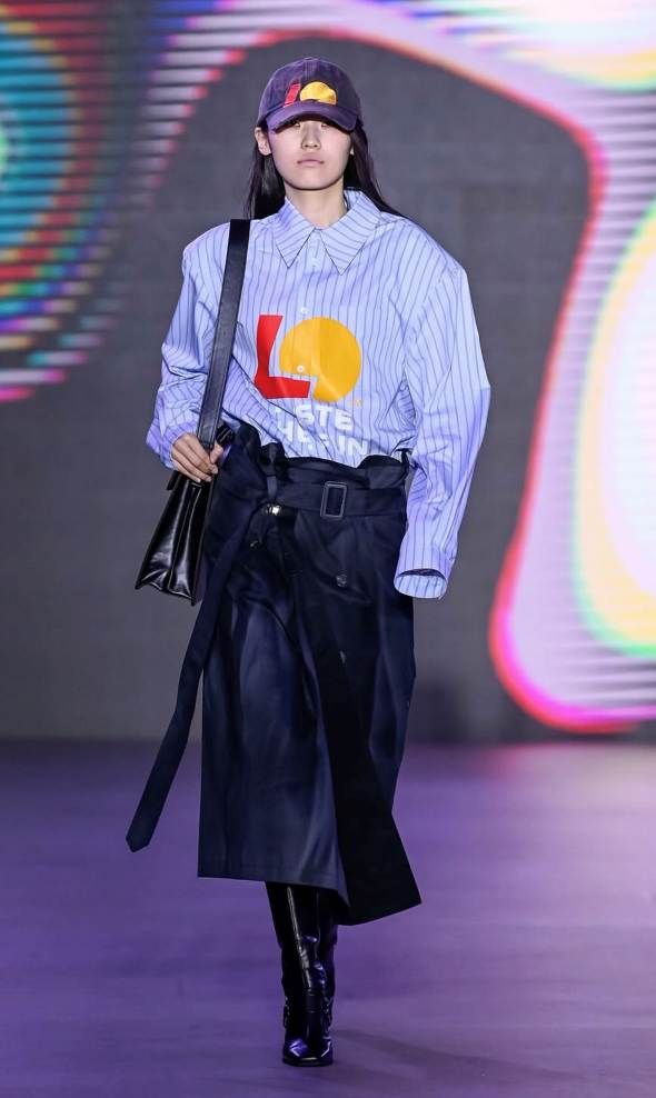 롯데리아 X 몽세누 워크웨어에서 모델이 워킹을 하고 있다. 롯데GRS 제공