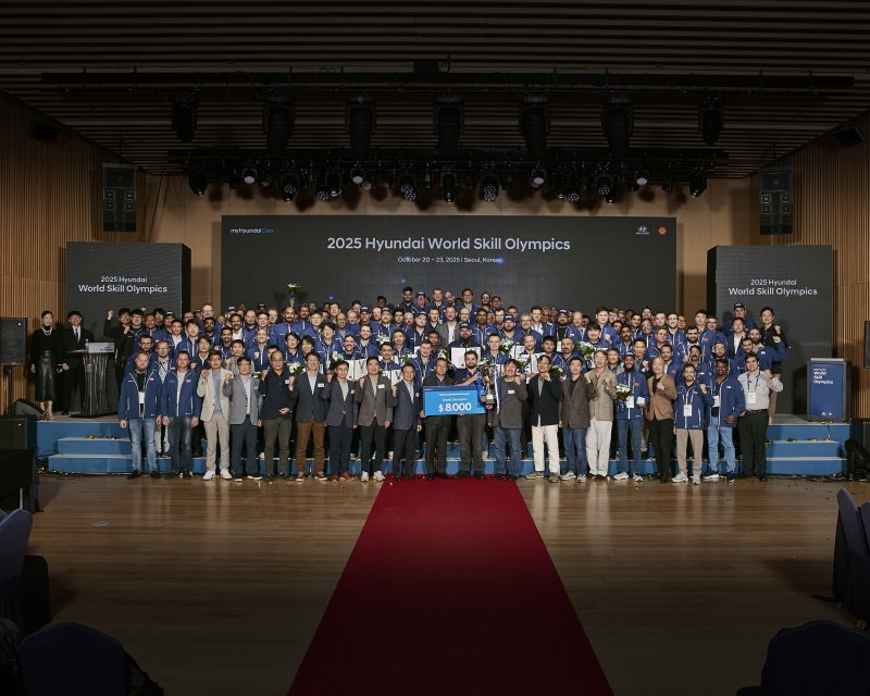 [서울=뉴시스] 전 세계에서 모인 현대차 정비사들이 충남 천안 글로벌러닝센터(GLC)에서 열린 제15회 월드스킬올림픽에서 기념 촬영하는 모습. (사진=현대차) 2025.10.24 photo@newsis.com *재판매 및 DB 금지 *재판매 및 DB 금지