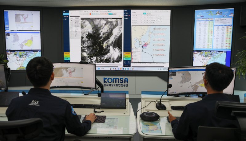 [서울=뉴시스] 한국해양교통안전공단(KOMSA) 본사 운항상황센터에서 기상 정보 등을 모니터링 하고 있는 모습.
