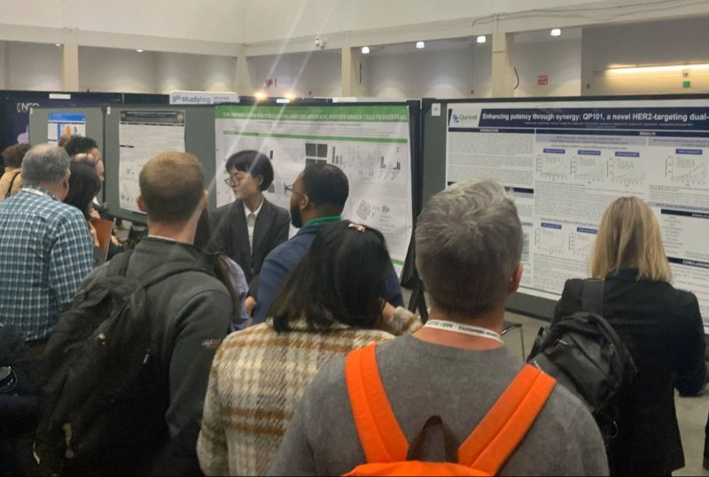 [서울=뉴시스] 큐리언트가 AACR-NCI-EORTC 2025 포스터 세션에서 발표하고 있다. (사진=큐리언트 제공) 2025.10.24. photo@newsis.com *재판매 및 DB 금지
