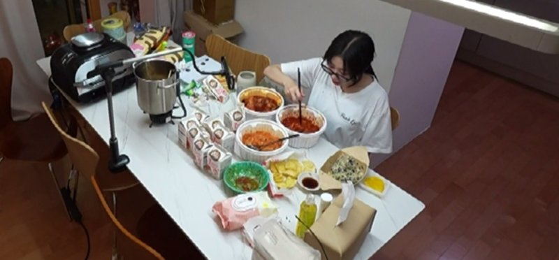 '1년 배달비 4000만원' 쯔양, 떡볶이 3통 폭풍 먹방…불치병 고백까지