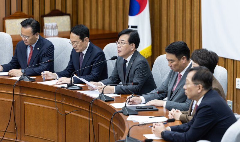 송언석 국민의힘 원내대표가 24일 서울 여의도 국회에서 열린 국정감사 대책회의에서 모두발언하고 있다. 2025.10.24/뉴스1 ⓒ News1 이승배 기자