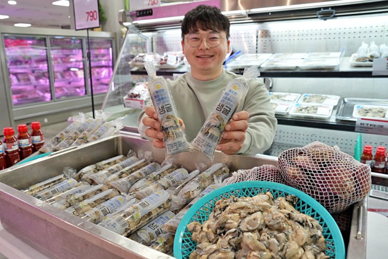 지난 21일 서울 송파구 롯데마트 제타플렉스 잠실점 수산 코너에서 직원이 생굴을 홍보하고 있는 모습. (롯데마트 제공. 재판매 및 DB금지) 2025.10.22/뉴스1