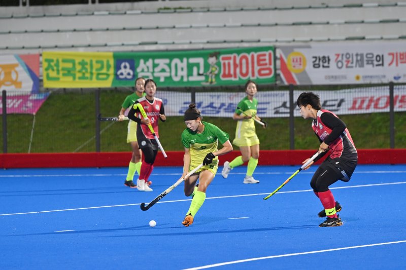 [안동=뉴시스] '제106회 전국체육대회'에서 우승한 성주여고 하키부 선수들의 경기장면. (사진=경북교육청 제공) 2025.10.24 photo@newsis.com *재판매 및 DB 금지