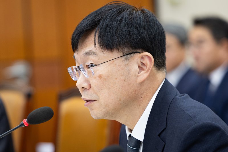 안형준 국가데이터처장이 21일 서울 여의도 국회에서 열린 기획재정위원회의 국가데이터처 등에 대한 국정감사에서 의원 질의에 답하고 있다. 2025.10.21/뉴스1 ⓒ News1 유승관 기자