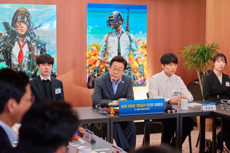 이재명 대통령이 15일 서울 성동구 펍지 성수에서 열린 K-게임 현장 간담회에서 참석자의 발언을 듣고 있다. (대통령실 제공. 재판매 및 DB 금지) 2025.10.15/뉴스1 ⓒ News1 이재명 기자