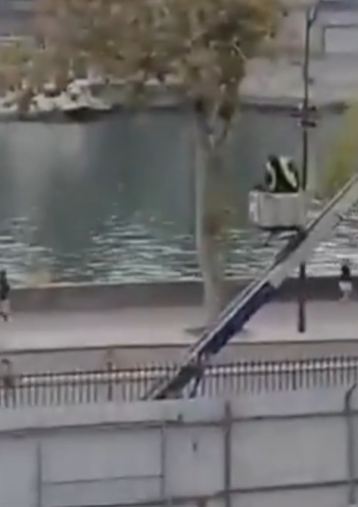 프랑스 왕실 보석 훔친 4인조 강도, 센 강변서 당당하게...