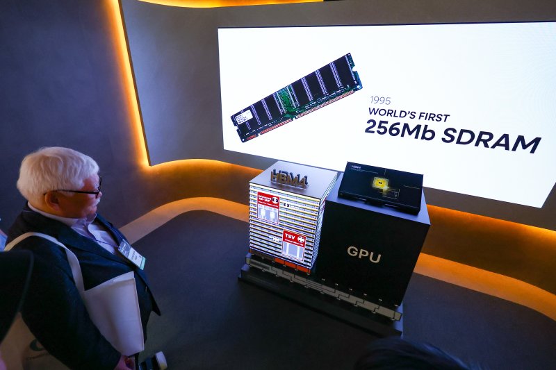 [서울=뉴시스] 황준선 기자 = 22일 서울 강남구 코엑스에서 개막한 제27회 반도체대전을 찾은 관람객들이 SK하이닉스 부스를 둘러보고 있다. 2025.10.22. hwang@newsis.com