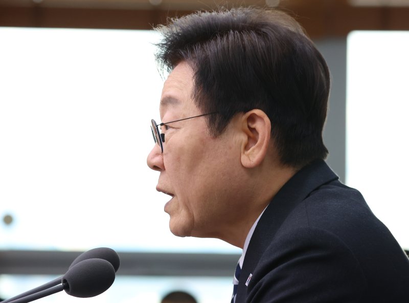 [서울=뉴시스] 최동준 기자 = 이재명 대통령이 23일 서울 용산 대통령실 청사에서 열린 수석보좌관회의에서 발언하고 있다. (대통령실통신사진기자단) 2025.10.23. photocdj@newsis.com