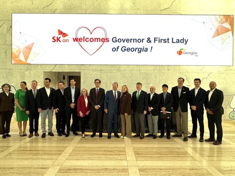 브라이언 켐프 미국 조지아 주지사(왼쪽 아홉번째)와 팻 윌슨 조지아주 경제개발부 장관(왼쪽 열한번째) 등이 24일 이석희 SK온 최고경영자(CEO)와 회동하기 위해 서울 종로구 SK서린빌딩을 방문해 관계자들과 기념촬영하고 있다. 연합뉴스