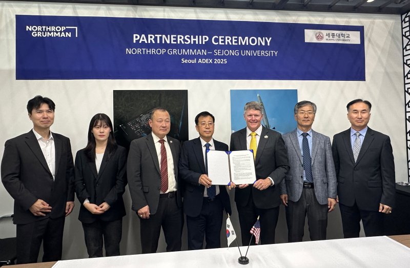 [서울=뉴시스] 세종대 우주항공산업연구소와 노스롭그루먼 관계자들이 협약 체결 이후 기념사진을 촬영하고 있다. (사진=세종대 제공) 2025.10.24. photo@newsis.com *재판매 및 DB 금지