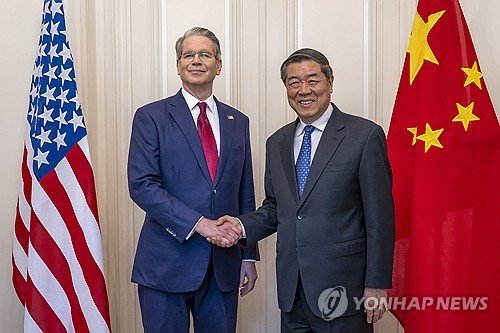 지난 5월 스위스에서 만난 스콧 베선트 미 재무장관과 허리펑 중국 부총리 (출처=연합뉴스)