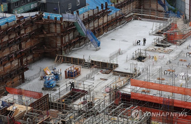 이어지는 폭염…건설 현장 상황은? (출처=연합뉴스)