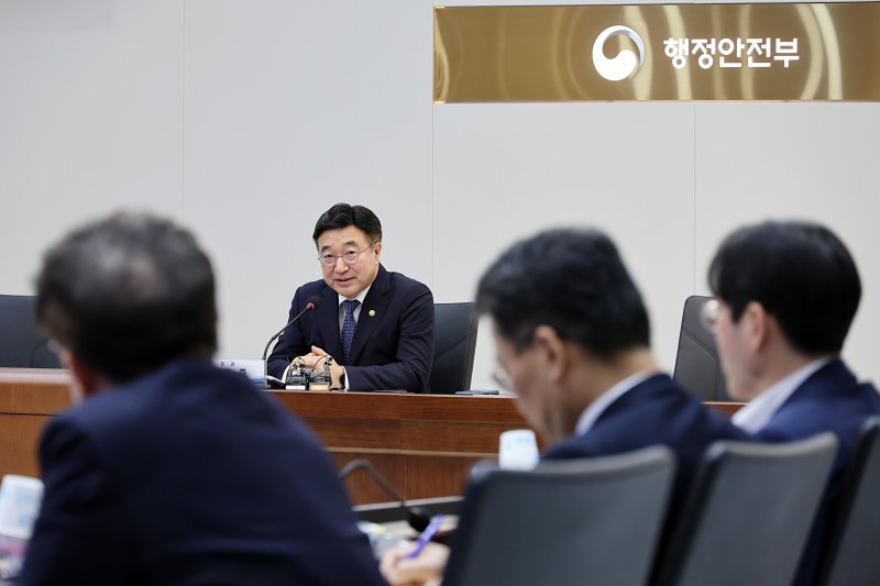 [서울=뉴시스] 윤호중 행정안전부 장관이 지난 23일 세종시 정부세종청사에서 열린 2025년 산하기관 경영혁신 보고회에 참석해 인사말을 하고 있다. (사진=행정안전부 제공) 2025.10.23. photo@newsis.com *재판매 및 DB 금지