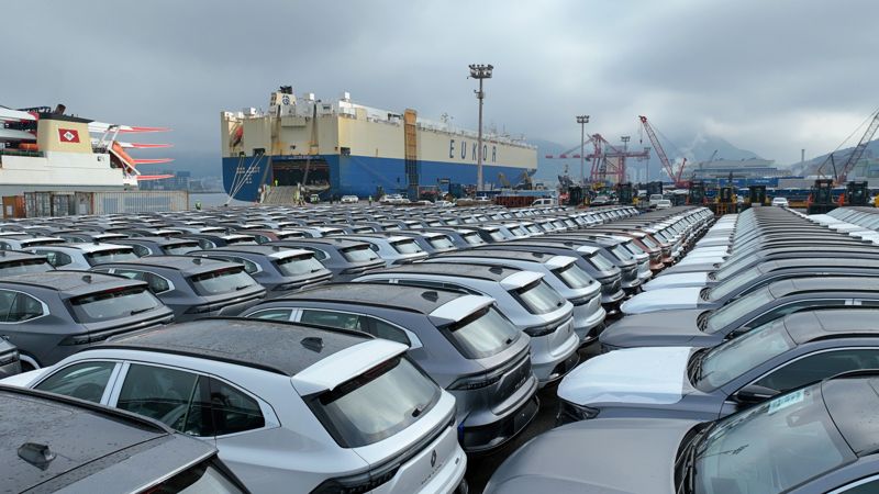 중남미로 수출되는 르노코리아의 중형 SUV 그랑 콜레오스가 선박에 선적되고 있다. 르노코리아 제공