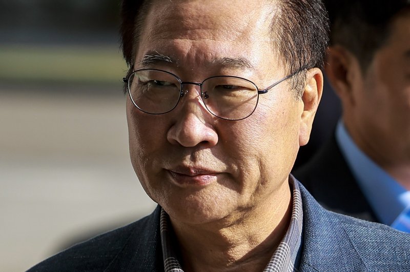 [서울=뉴시스] 정병혁 기자 = 박성재 전 법무부장관이 23일 서울 서초구 서울고등검찰청에 마련된 내란특검팀(특별검사 조은석)에 피의자신분으로 조사를 받기 위해 출석하고 있다. 2025.10.23 jhope@newsis.com