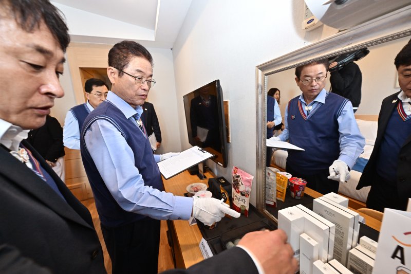 이철우 경북지사는 APEC 정상회의 참가 정상들이 숙박하는 베니키아 스위스 로젠호텔에서 통번역기를 활용해 외국인 응대 상황을 점검하고 객실 위생·시설 상태를 꼼꼼히 살폈다. 2025.10.16/뉴스1 ⓒ News1 김대벽기자