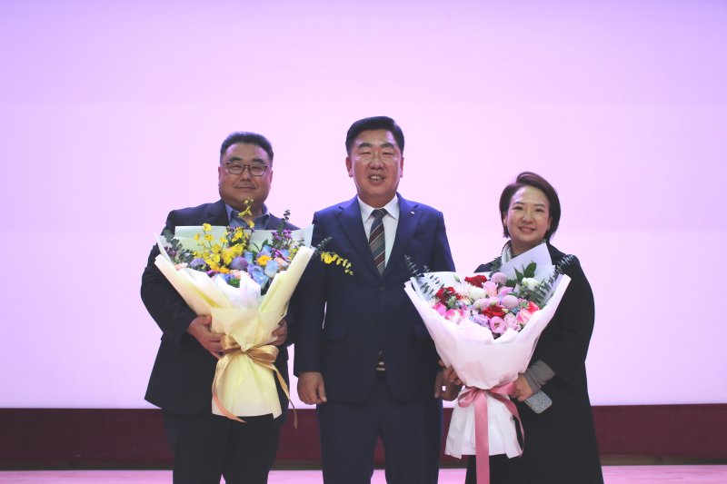 [서울=뉴시스]최현수(오른쪽 첫번째) 깨끗한나라 최현수 대표이사.(사진=깨끗한나라 제공) 2025.10.24. photo@newsis.com *재판매 및 DB 금지