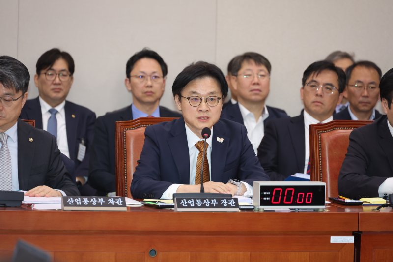 [서울=뉴시스] 고승민 기자 = 김정관 산업통상자원부 장관이 24일 서울 여의도 국회에서 열린 산업통상자원중소벤처기업위원회의 산업통상자원부 등 종합감사에서 의원 질의에 답하고 있다. 2025.10.24. kkssmm99@newsis.com