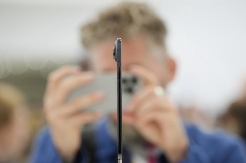 [쿠퍼티노=AP/뉴시스] 9일(현지 시간) 미국 캘리포니아주 쿠퍼티노 애플파크에서 아이폰 에어가 공개되고 있다. 2025.09.10.