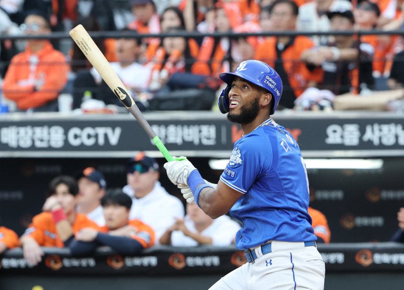 대전 한화생명볼파크 열린 프로야구 2025 신한 SOL뱅크 KBO 플레이오프 2차전 삼성 라이온즈와 한화 이글스의 경기에서 8회초 2사 1, 2루 상황 삼성 디아즈가 타격을 하고 있다.뉴스1