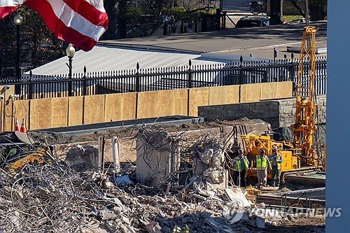 철거되고 있는 이스트윙 (출처=연합뉴스)