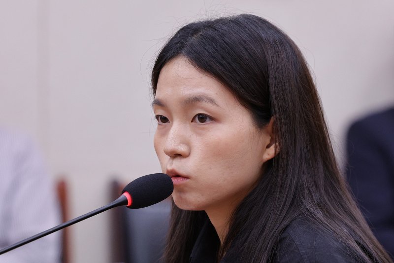 김정민 서울남부지검 수사관이 지난달 22일 서울 여의도 국회에서 열린 법사위 검찰개혁 청문회에서 의원 질의에 답변하고 있다. 2025.9.22/뉴스1 ⓒ News1 신웅수 기자