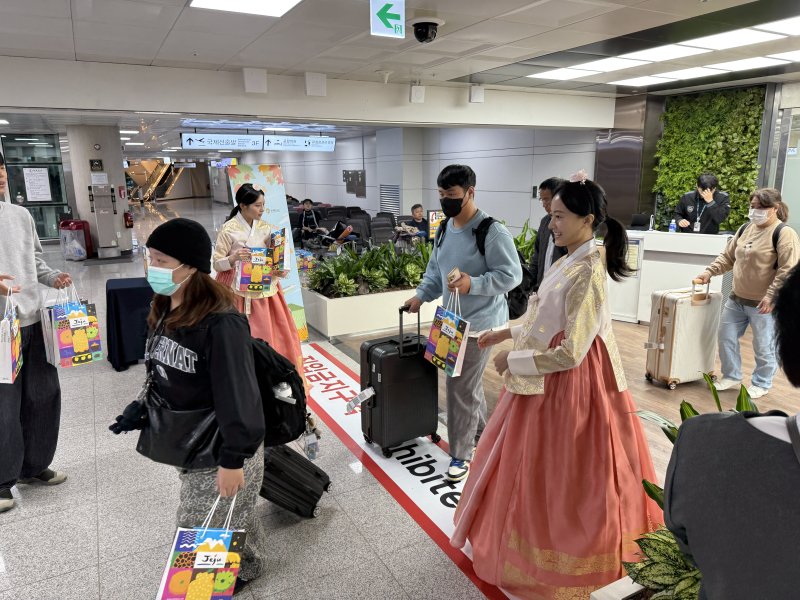 제주 찾은 대만 관광객 환영 행사. 대만 시장은 지난해 제주 방문객 23만3590명으로 전년 대비 46.5% 증가하며 역대 최대치를 기록했다. /사진=제주특별자치도 제공