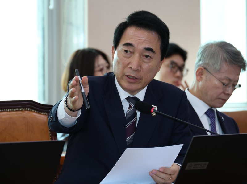 [서울=뉴시스] 김금보 기자 = 박수현 더불어민주당 의원이 20일 서울 여의도 국회에서 열린 문화체육관광위원회 국정감사에서 질의를 하고 있다. 있다. 2025.10.20. kgb@newsis.com