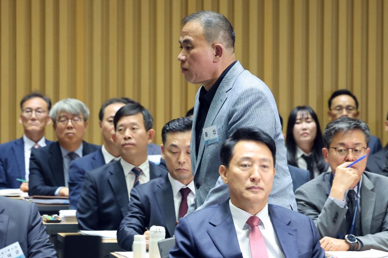 정치 브로커' 명태균씨가 23일 오후 서울 중구 서울시청에서 열린 국회 행정안전위원회 서울시청 국정감사에서 권칠승 더불어민주당 의원 질의에 답변하기 위해 발언대로 향하고 있다. 2025.10.23/뉴스1 ⓒ News1 황기선 기자