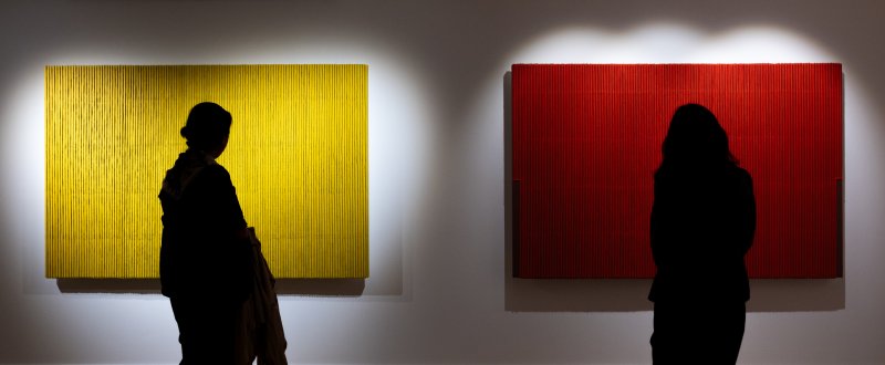 23일(현지시간) 프랑스 파리 주프랑스한국문화원에서 2026년 한불 수교 140주년을 기념해 개최한 ‘한국의 색, 한국 현대미술을 조명하다’ 특별전이 열려 전시장을 찾은 관람객들이 박서보 작가의 ‘묘법’ 작품들을 감상하고 있다. 2025.10.24/뉴스1 ⓒ News1 이준성 기자