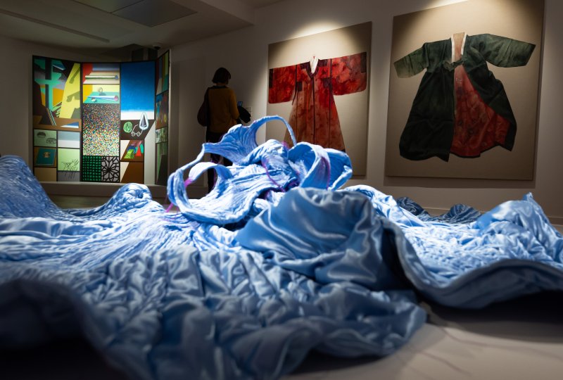 23일(현지시간) 프랑스 파리 주프랑스한국문화원에서 2026년 한불 수교 140주년을 기념해 개최한 ‘한국의 색, 한국 현대미술을 조명하다’ 특별전이 열려 전시장을 찾은 관람객들이 우한나 작가의 ‘Bleeding-5’(아래부터 시계 방향), 전현선 작가의 ’선반 위의 것들’, 헬레나 파라다 김 작가의 ‘Achemilla-Red’와 ‘Abrigo II’ 등 작품들을 감상하고 있다. 2025.10.24/뉴스1 ⓒ News1 이준성 기자