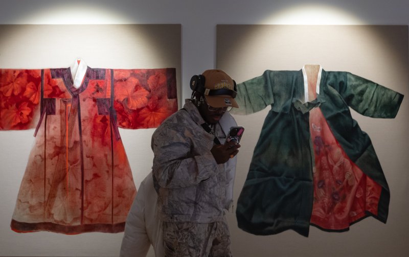 23일(현지시간) 프랑스 파리 주프랑스한국문화원에서 2026년 한불 수교 140주년을 기념해 개최한 ‘한국의 색, 한국 현대미술을 조명하다’ 특별전이 열려 전시장을 찾은 관람객들이 헬레나 파라다 김 작가의 ‘Achemilla-Red’와 ‘Abrigo II’ 등 작품들을 감상하고 있다. 2025.10.24/뉴스1 ⓒ News1 이준성 기자