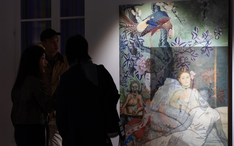 23일(현지시간) 프랑스 파리 주프랑스한국문화원에서 2026년 한불 수교 140주년을 기념해 개최한 ‘한국의 색, 한국 현대미술을 조명하다’ 특별전이 열려 전시에 참여한 신경미 작가(왼쪽)가 관람객들에게 자신의 작품 ‘Manet’s Dream, The Other Olympia(s)’를 소개하고 있다. 2025.10.24/뉴스1 ⓒ News1 이준성 기자