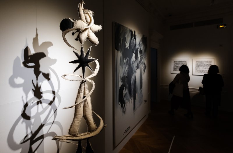 23일(현지시간) 프랑스 파리 주프랑스한국문화원에서 2026년 한불 수교 140주년을 기념해 개최한 ‘한국의 색, 한국 현대미술을 조명하다’ 특별전이 열려 전시장을 찾은 관람객들이 한상아 작가의 ‘소공탑 2’(왼쪽) 등 작품들을 감상하고 있다. 2025.10.24/뉴스1 ⓒ News1 이준성 기자