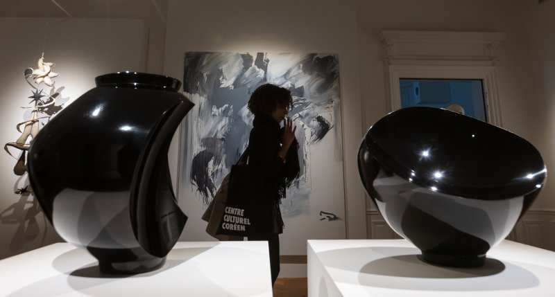 23일(현지시간) 프랑스 파리 주프랑스한국문화원에서 2026년 한불 수교 140주년을 기념해 개최한 ‘한국의 색, 한국 현대미술을 조명하다’ 특별전이 열려 전시장을 찾은 관람객들이 신건우 작가의 ’SIX MOONS’ 등 작품들을 감상하고 있다. 2025.10.24/뉴스1 ⓒ News1 이준성 기자