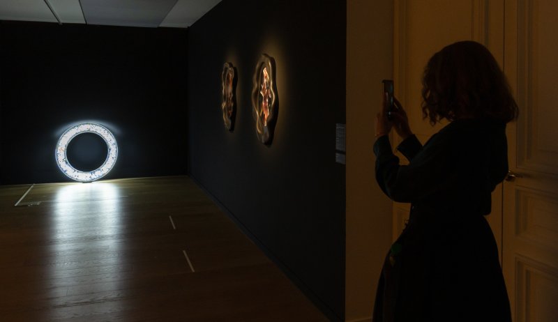 23일(현지시간) 프랑스 파리 주프랑스한국문화원에서 2026년 한불 수교 140주년을 기념해 개최한 ‘한국의 색, 한국 현대미술을 조명하다’ 특별전이 열려 전시장을 찾은 관람객들이 김윤철 작가와 아니카 이 작가의 작품 들을 감상하고 있다. 2025.10.24/뉴스1 ⓒ News1 이준성 기자